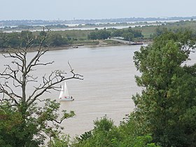 L'île Nouvelle et son ponton flottant, vue depuis la citadelle de Blaye, à l'arrière on distingue le vasard de Beychevelle et la rive médocaine de la Gironde.