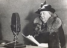 Queen Wilhelmina of the Netherlands gives a radio speech, 1940 Koningin Wilhelmina Radio Oranje II.jpg