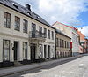 Lyckbergska gården är huset med balkongen. Själva studentkasernen låg på bakgården.