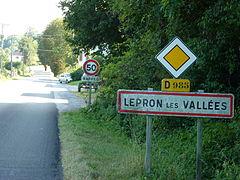 Panneau d'entrée d'agglomération suivi d'un rappel de limitation de vitesse à 50 km/h