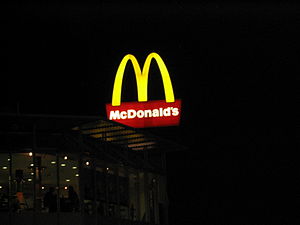 Leuchtendes McDonald's-Logo im Main-Taunus-Zen...