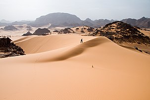 Dunes et reliefs du Tadrart Acacus, région saharienne à l'ouest de la Libye. (définition réelle 2 000 × 1 333)