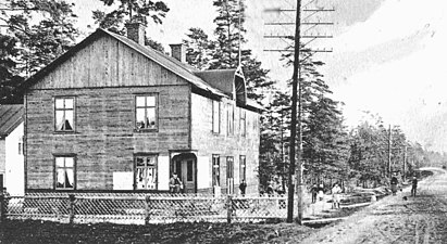 Lyckeby 1900 med landsvägen utanför.