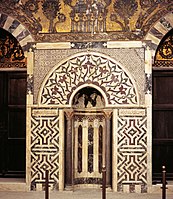 Baybars mausunun Mihrab, yuxarıda mərmər mozaika paneli və şüşə mozaikaları ilə.