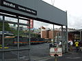 La station de bus à l'extérieur de la station en 2004.