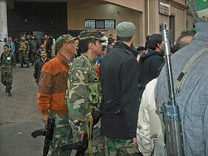 Узброеныя апалчэнцы на вуліцах Трыпалі пасля сутычкі, студзень 2012 года.
