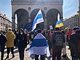 Weiß-blau-weiße Flagge bei einer Anti-Kriegsdemonstration in München, 2022