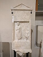 75) Stele di Apollonios - ΑΠΟΛΛΩΝΙΕ ΠΑΣΙΩΝΟΥ ΧΡΗΣΤΕ ΧΑΙΡΕ - Apollōnie Pasiōnou chrēste chaire (sala 24)