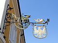 Nasenschild eines Hotels „Adler“, mit Posthorn (früher Poststation) in Schwetzingen