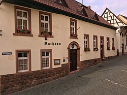 Die zum Rathaus umgebaute ehemalige Synagoge