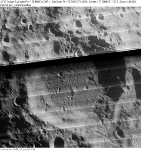 Снимок зонда Lunar Orbiter - IV. Полоса на снимке – артефакт изображения.