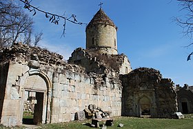 Le complexe vu du sud-ouest, avec Sourp Astvatsatsin à gauche et Sourp Nchan et ses deux chapelles à droite.