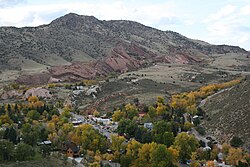 Город Моррисон на фоне амфитеатра Red Rocks