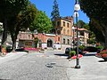 Piazza 28 aprile: a sinistra, l'ingresso della stazione della funicolare per le terme, e a destra, Villa Quadro