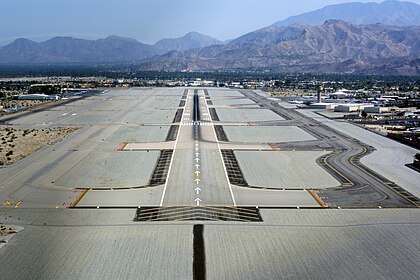 Aeroporto Internacional de Palm Springs, Califórnia, aproximação final da pista 13R. (definição 4 800 × 3 200)