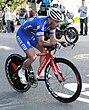 Radrennfahrer Paolo Bettini in einem blauen Trikot auf einem roten Rennrad