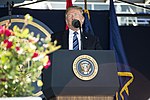 Президент Трамп на церемонии вручения дипломов Военно-морской академии США 2018 05.jpg