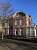 Woonhuis, in opdracht van S. Menko jr. in 1909 naar een ontwerp van de bouwkundige R. van der Woerd (Enschede) gebouwd op de hoek van de Prinsenstraat, M.H. Tromplaan.