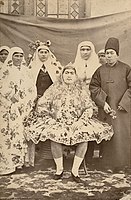 Princezna Anis al-Dawla a její dvůr, pravděpodobně fotografovala Ashraf os-Saltaneh, 1870–1880