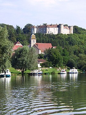 Château et village vus de la Saône