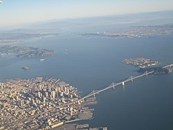 サンフランシスコ市（手前）から北のノースベイを望む。中央のサンパブロ湾を囲み左からマリン郡、ソノマ郡、ナパ郡、ソラノ郡が並ぶ