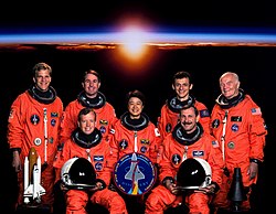 v. l. n. r. vorne: Steven Lindsey, Curtis Brown; hinten: Scott Parazynski, Stephen Robinson, Chiaki Mukai, Pedro Duque und John Glenn