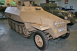 Wermacht rendszámú Sd.Kfz. 251/1 Ausf. D egy magángyűjteményben. Homloklemezén az alakulat jelzései láthatóak