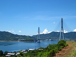 Pont blanc reliant deux îles vu de loin.