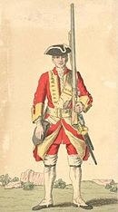 Uniforme rouge à pans relevés, tricorne noir, fusil