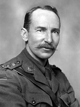 Photographie en noir et blanc représentant un portrait en buste d'un homme vêtu d'un uniforme militaire.