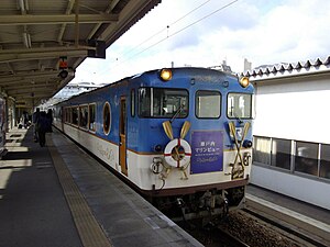 竹原駅に停車する列車「瀬戸内マリンビュー」