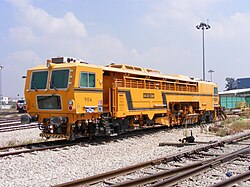 מבטשה של רכבת ישראל מס' 904, מתוצרת Plasser & Theurer, מדגם 09-32 CSM, במוסך הציוד ההנדסי בלוד