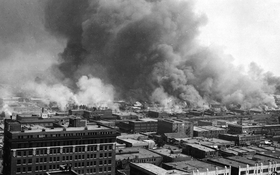 Bâtiments en feu lors du Massacre de Tulsa.