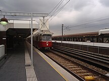 Een sneltram in het station.