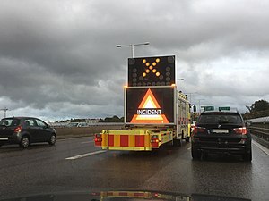 Vid olycksplatsen står ett fordon från Vägassistans med TMA-sydd och skyddar platsen.