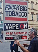 Маркетинговый знак розничного продавца электронных сигарет гласит: «F # @ K Big Tobacco, вейп и бесплатные дегустации».