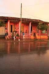 Pluie de février dans la rue principale