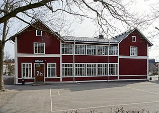 Röda skolan med Örby bibliotek.