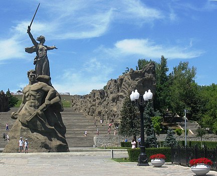 Споменици „Заштитник” и „Мајка отаџбина зове!” на Мамајев Кургану у Волгограду, на месту Стаљинградске битке