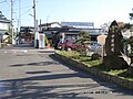 中原街道の碑（平塚市真土）、左奥は真土神社