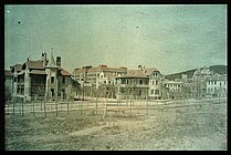 1910年代初的江苏路，早期彩色照片，左侧为已更换红瓦的安治泰主教公寓