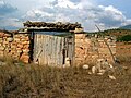 Detalle de portón de entrada a corral y descubierto en Mas del Olmo, Ademuz (Valencia).