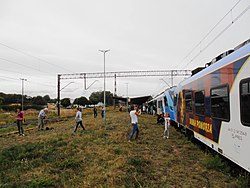 Uczestnicy podczas fotografowania pociągu specjalnego w Policach