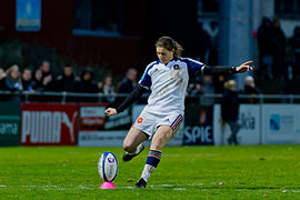 Christelle Le Duff tape une pénalité lors du Tournoi des Six Nations 2014.