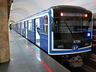 Трёхвагонный состав из вагонов 81-717М/714М с прямыми кабинами нового типа с утопленными фарами в синей окраске на станции «Дружба»
