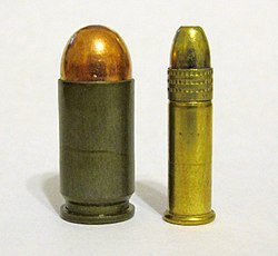 Um 9×18mm Makarov comparado a um .22LR com bala de ponta oca.