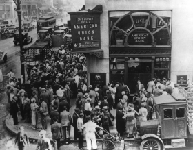 Bank being rushed at the start of the Great Depression