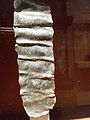 Griekse bindspreuk op lood, met als doel om de tong en spraak van vier personen te 'binden'. 4e eeuw v.Chr., Oreokastro-gebied, Thessaloniki. Archeologisch Museum van Thessaloniki.