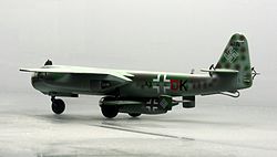 Модел на бомбардировача Arado Ar 234 с прикрепен под фюзелажа E.381 в Музея на техниката в град Шпайер