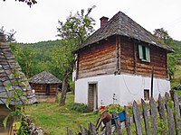 Cour avec une maison ancienne et un ambar (grenier)